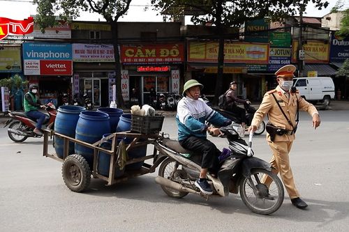 CSGT Hà Nội xử lý xe ba bánh tự chế, tịch thu hàng trăm phương tiện