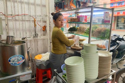 Chủ quán ăn TP.HCM chưa dám tăng giá dù rau xanh đắt đỏ