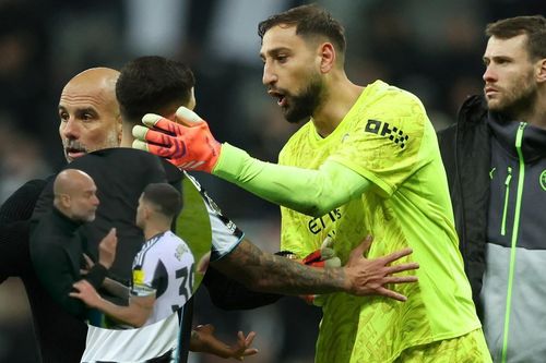 Cảnh hỗn loạn ở trận thua của Man City