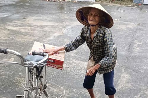 Cụ ông bán vé số, cụ bà nghèo gom từng thùng mì gửi tặng vùng lũ