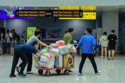 180 tấn hàng cứu trợ từ ga metro TP.HCM đến vùng lũ