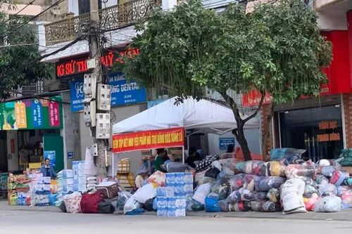 Khi ngõ phố, số nhà trở thành nơi tập kết hàng hóa ủng hộ bà con vùng lũ