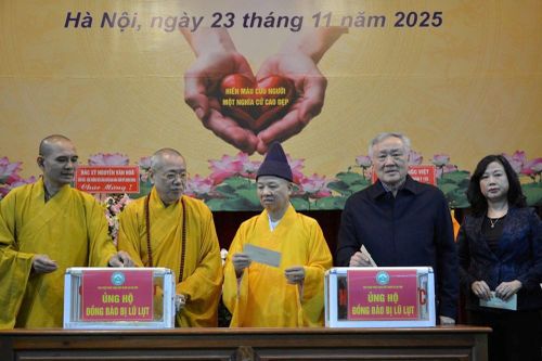 Hàng ngàn tăng ni, phật tử tham gia hiến máu và hướng về đồng bào chịu thiên tai
