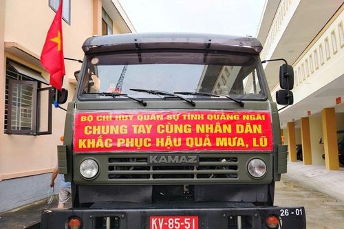 Lực lượng Bộ CHQS Quảng Ngãi hỗ trợ khắc phục mưa lũ