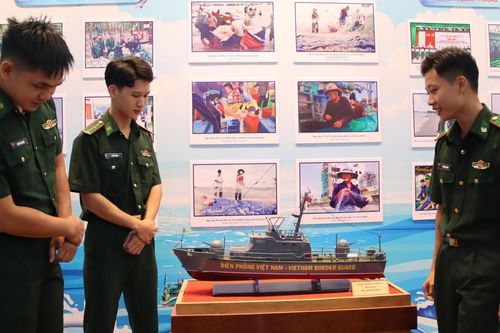 Khai mạc trưng bày chuyên đề 'Tổ quốc nhìn từ biển'