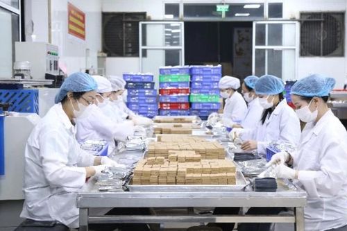 Xuyên đêm sản xuất, vận chuyển nhu yếu phẩm hỗ trợ người dân vùng lũ