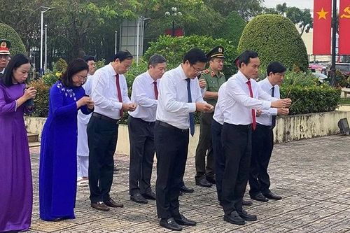 Đoàn đại biểu Thành phố Hồ Chí Minh dâng hương, dâng hoa tại Di tích lịch sử cấp quốc gia Ngã Ba Giồng