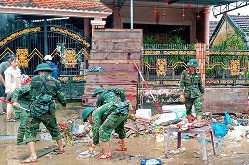 Bộ đội Quân khu 5 thắp sáng ngọn lửa nghĩa tình vùng lũ