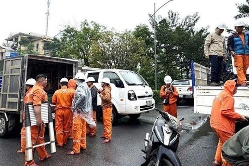 Điện lực Huế xung kích hỗ trợ Đắk Lắk khắc phục lưới điện sau mưa lũ