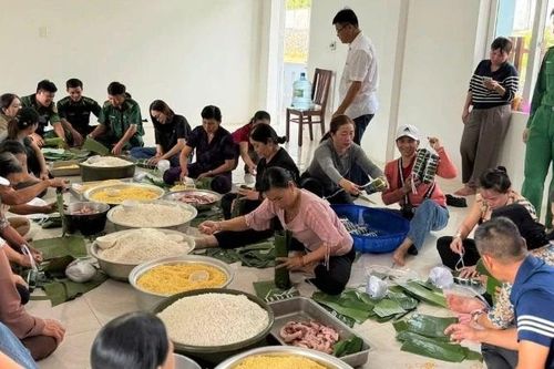Bộ đội Biên phòng Thành phố Hồ Chí Minh gói bánh tét ủng hộ đồng bào vùng lũ