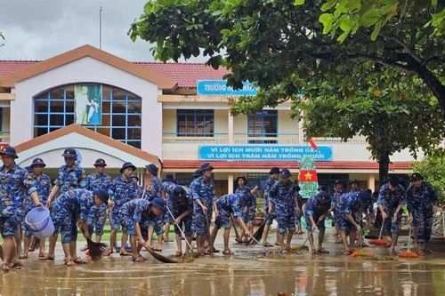 Quân chủng Hải quân điều động 1.500 lượt cán bộ, chiến sĩ giúp người dân vùng lũ