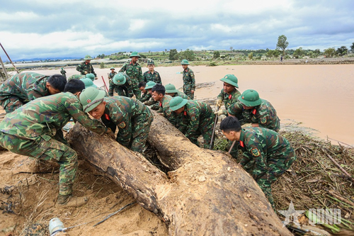 Chung tay hồi sinh D'Ran sau lũ: 'Nhân dân chưa ổn định cuộc sống, bộ đội chưa về đơn vị'
