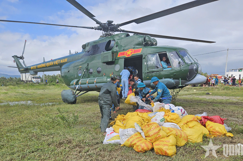 Sư đoàn Không quân 372 tiếp tục thực hiện chuyến bay thứ 2 cứu trợ đồng bào vùng lũ tỉnh Đắk Lắk