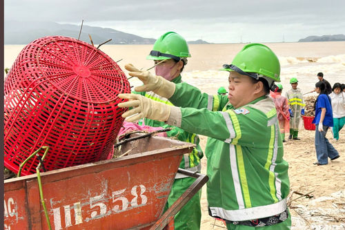 Khánh Hòa: Huy động lực lượng dọn dẹp hàng trăm tấn rác dọc bờ biển Nha Trang
