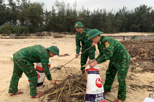Đồn Biên phòng Triệu Vân ra quân phối hợp làm sạch biển