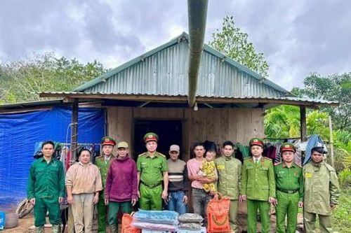 Công an xã thăm, tặng quà các hộ dân phải di dời, rà soát, cảnh báo các điểm có nguy cơ sạt lở
