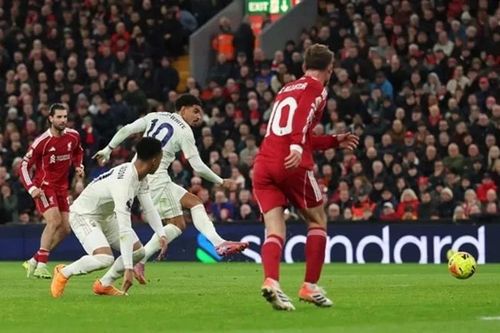 Forest làm loạn ở Anfield khi Liverpool tiếp tục sa sút