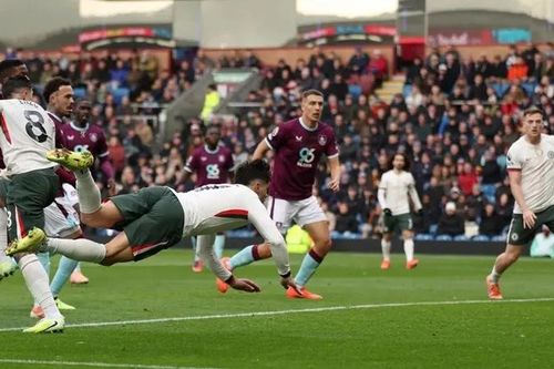 Thắng Burnley, Chelsea thu ngắn khoảng cách với Arsenal
