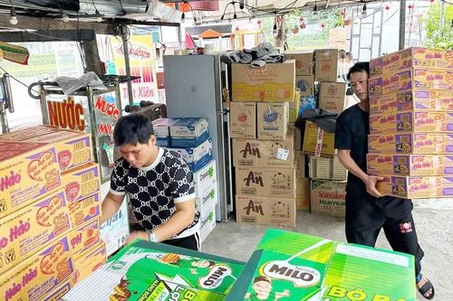 Cùng nhau vượt lũ dữ