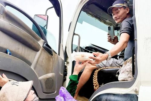 Khẩn trương khôi phục các tuyến giao thông trọng điểm