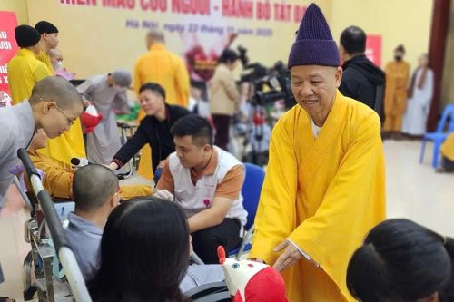 Hàng trăm tăng ni, phật tử tham gia hiến máu nhân đạo