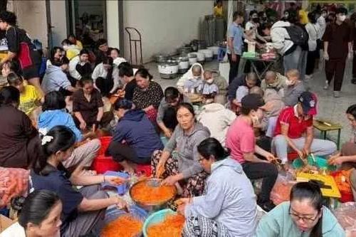 Phục vụ miễn phí hơn 10.000 phần cơm mỗi ngày tại vùng lũ Khánh Hòa