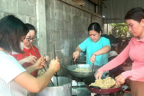 Người dân TPHCM gói bánh, rang chà bông gửi cho người dân vùng lũ