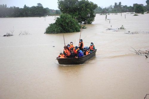 Đợt mưa lũ miền Trung làm 102 người chết, mất tích