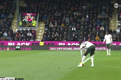 Thoát phạt đền khó tin, Chelsea 'làm nên việc lớn'