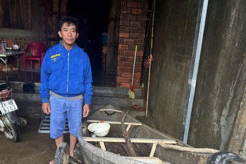 Người đàn ông chèo ghe giữa lũ dữ và hành trình cứu sống 40 người