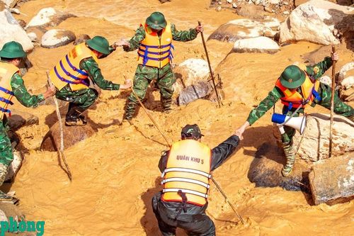 Các lực lượng gắn bó, phối hợp trong hoạt động tìm kiếm nạn nhân trong vụ sạt lở ở xã Hùng Sơn