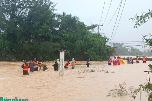 BĐBP tỉnh Khánh Hòa nỗ lực giúp nhân dân vượt qua lũ dữ