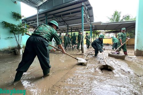 Cán bộ, chiến sĩ BĐBP tỉnh Khánh Hòa căng mình hỗ trợ, giúp nhân dân vùng lũ trở lại cuộc sống bình thường