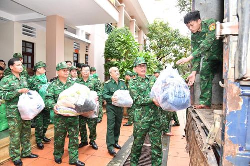 Nghĩa tình dồn về vùng tâm lũ