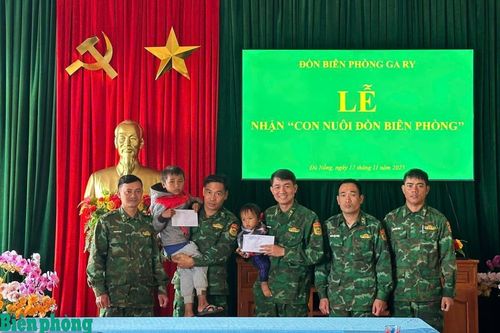 Sâu nặng nghĩa tình quân dân trong cơn mưa lũ