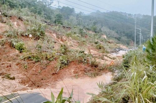 Quảng Ngãi: Tiếp tục sạt lở nghiêm trọng trên Quốc lộ 24, giao thông tê liệt