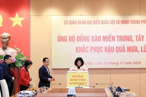 Cơ quan Đoàn ĐBQH và HĐND TP Hà Nội ủng hộ đồng bào các tỉnh miền Trung, Tây Nguyên bị thiệt hại do mưa lũ