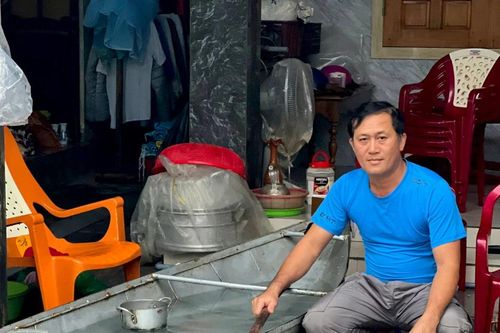 Chuyện 'người hùng' cứu cả chục người ở Hòa Thịnh bằng chiếc ghe nhỏ