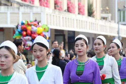 Màn diễu hành chưa từng có trên đường Hà Nội