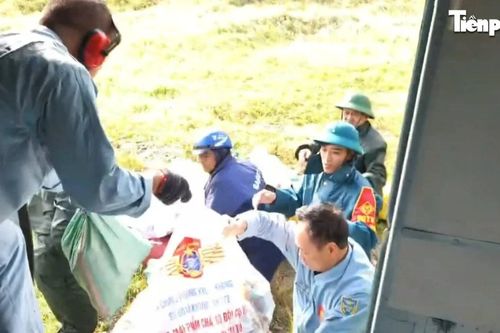 Không quân tiếp tục bay cứu trợ khẩn cấp các khu vực cô lập tại Đắk Lắk