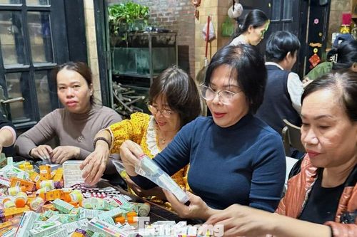 Gói hàng ngàn suất thuốc trong đêm kịp gửi người dân Gia Lai, Đắk Lắk