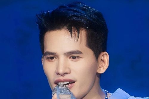Quốc Thiên khóc trước biển người