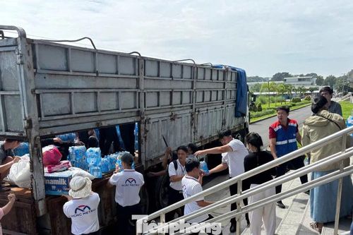 Hơn 180 tấn hàng đổ về các nhà ga metro TPHCM gửi người dân vùng lũ