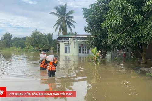 Nước lũ ngập sâu 4 mét, Bộ đội Biên phòng khẩn trương giúp dân chạy lũ ở Đắk Lắk