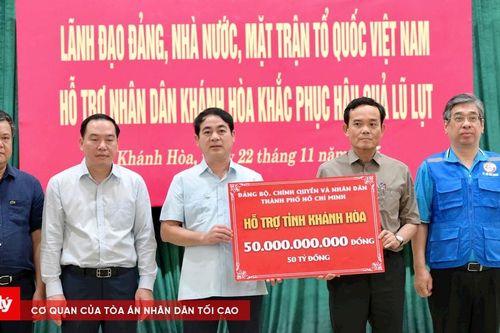 TP.HCM chuyển 211 tấn hàng cứu trợ đến Khánh Hòa