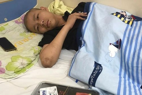 Mẹ nghèo cạn nước mắt vì không lo đủ 200 triệu đồng phẫu thuật giữ chân cho con