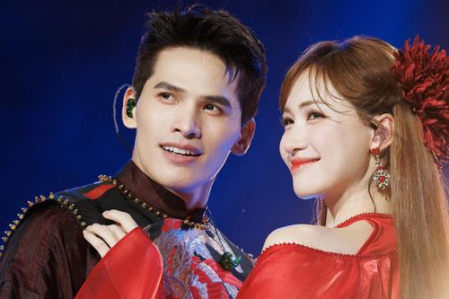 Ca sĩ Quốc Thiên nói lời ngọt ngào rồi cõng Hòa Minzy chạy vun vút trên sân khấu