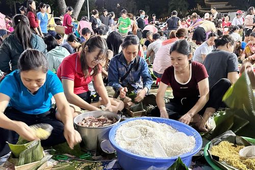 Hàng trăm người Đồng Nai xa lạ tụ lại xuyên đêm cứu trợ đồng bào vùng lũ