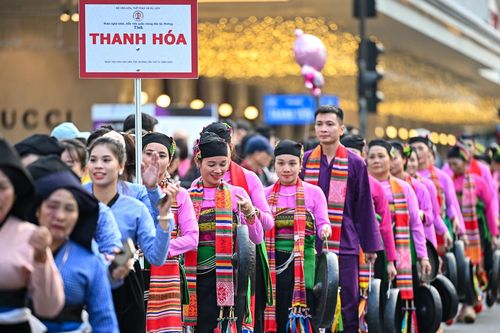 Tiếng cồng chiêng người Mường vang dội trên phố đi bộ hồ Hoàn Kiếm