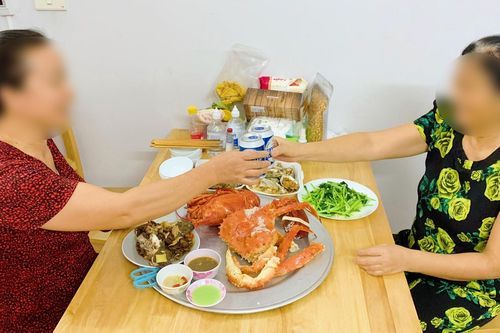 Chăm thông gia ốm suốt 2 năm, mẹ chồng ngỡ ngàng khi nhận món quà đặc biệt